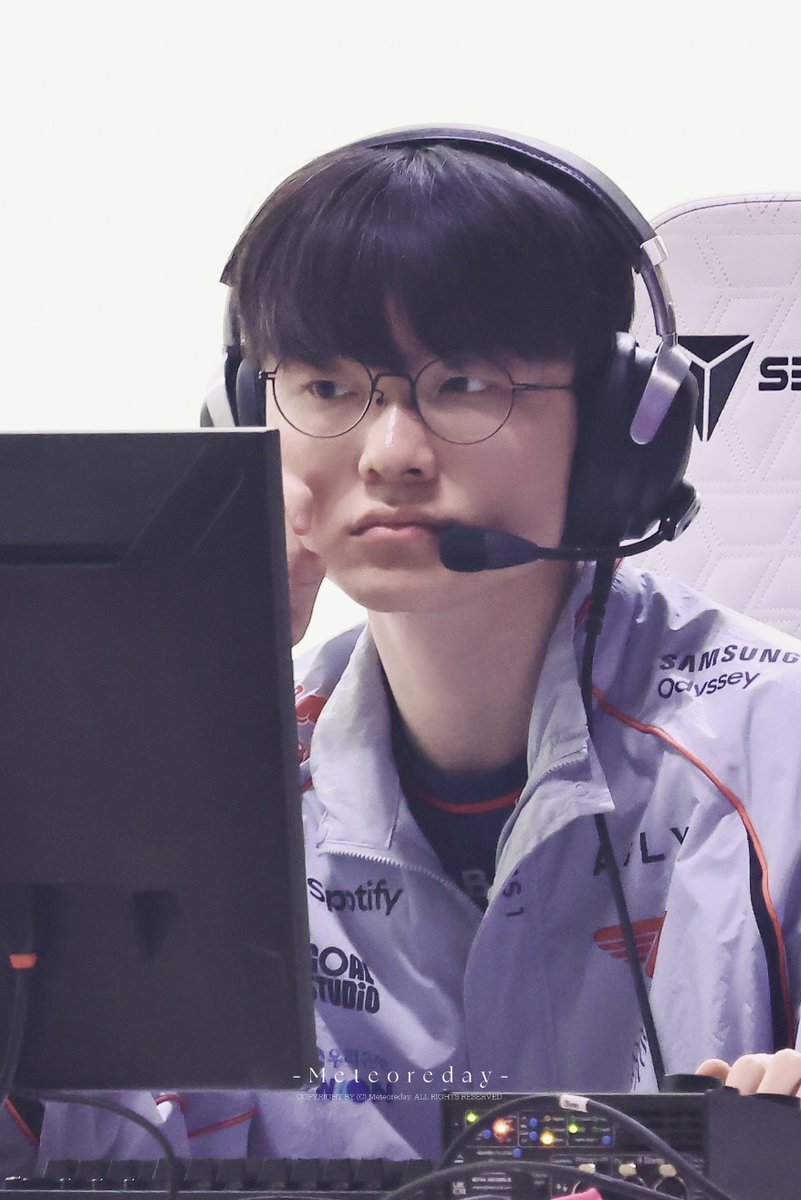 Meteoreday's tweet photo. 260716 EWC

볼살 한 번 꼬집고 싶다

#Faker #페이커 #이상혁 https://t.co/T9xSOcvunv