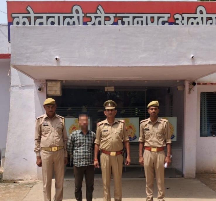 aligarhpolice's tweet photo. #AligarhPolice
थाना खैर पुलिस टीम द्वारा मु0अ0सं0 332/26 धारा 318(4)/338/336(3)/351(3)/340(1) बीएनएस में वांछित अभियुक्त को गिरफ्तार करने के संबंध में-
#UPPolice https://t.co/o6ly1jMKtX