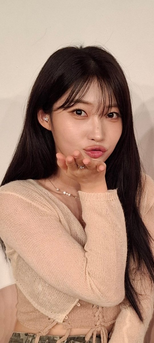 Kinniku18121's tweet photo. #EVERGLOW #Sihyeon(#시현 #シヒョン)。左 2025/10/24 東京特典会の #ツーショット写真 をスクショしたもの😄。右 /10/22 大阪サイン会。 #美人💘。しかし7月17日横浜の #エバグロ #特典会 はあの #ボッタクリ価格 で人が集まるのだろうか🤔?。次回があるとしたら絶対 #KISSENT 以外でお願いします🙏🏼 https://t.co/1ADqBUpi0b
