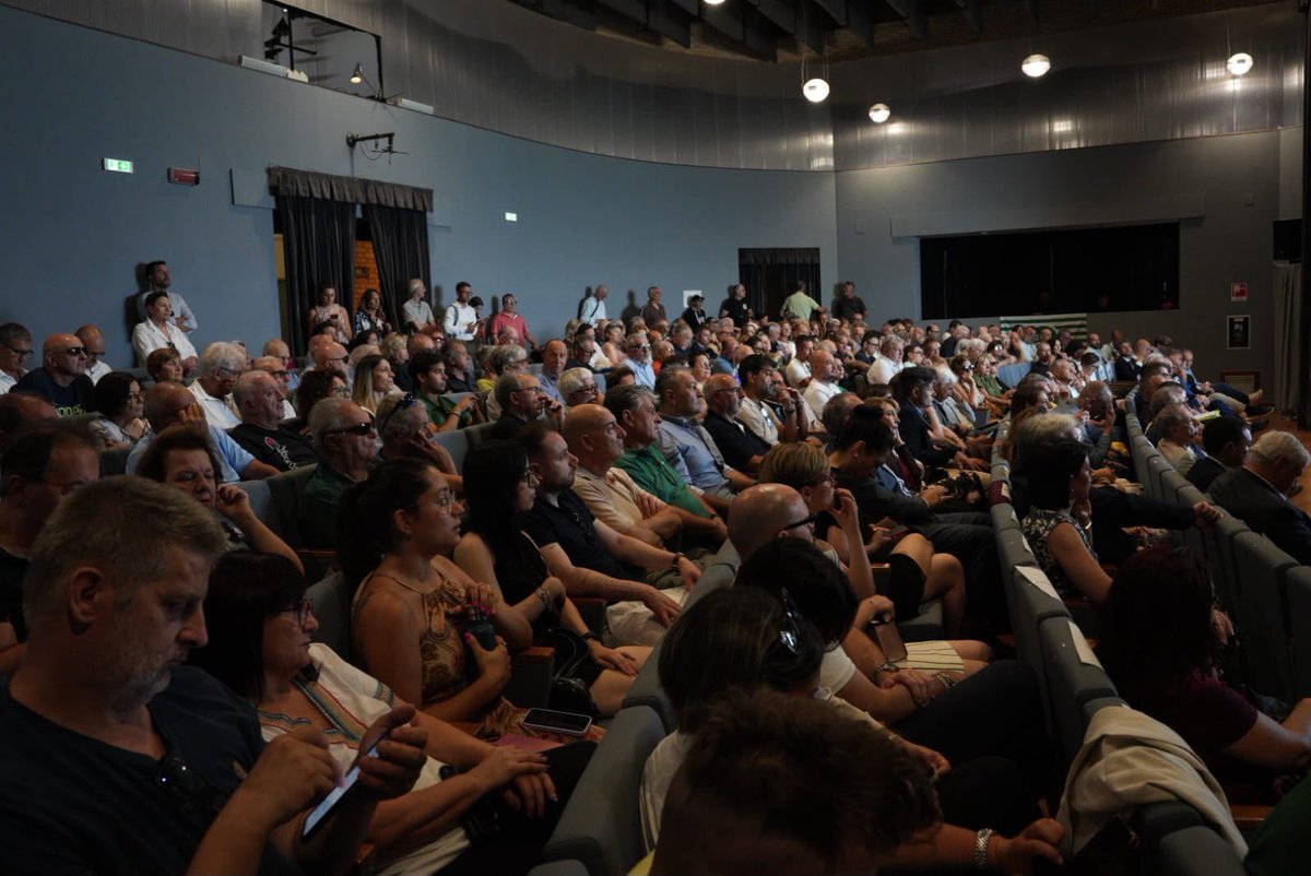 CislNazionale's tweet photo. #DanielaFumarola conclude l’iniziativa @CISLAbruzzoMoli: «Con la piattaforma unitaria costruita da Cgil, Cisl e Uil non abbiamo cancellato le differenze tra le nostre organizzazioni, ma abbiamo dimostrato che è possibile costruire convergenze concrete e chiedere alla politica di misurarsi nel merito: crescita, potere d’acquisto di salari e pensioni, investimenti, trasformazioni del lavoro, protezione sociale. La sanità è dentro questa visione: il diritto alla salute si intreccia con la qualità dell’occupazione, le competenze, la sicurezza, la non autosufficienza. Per questo, come Cisl, proponiamo un Patto della responsabilità tra Governo, parti sociali e imprese per la crescita e la coesione del Paese».

#Cisl #PiattaformaUnitaria #PattoSociale