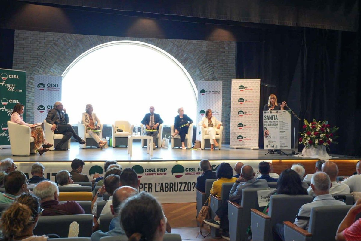 CislNazionale's tweet photo. #DanielaFumarola conclude l’iniziativa @CISLAbruzzoMoli: «Con la piattaforma unitaria costruita da Cgil, Cisl e Uil non abbiamo cancellato le differenze tra le nostre organizzazioni, ma abbiamo dimostrato che è possibile costruire convergenze concrete e chiedere alla politica di misurarsi nel merito: crescita, potere d’acquisto di salari e pensioni, investimenti, trasformazioni del lavoro, protezione sociale. La sanità è dentro questa visione: il diritto alla salute si intreccia con la qualità dell’occupazione, le competenze, la sicurezza, la non autosufficienza. Per questo, come Cisl, proponiamo un Patto della responsabilità tra Governo, parti sociali e imprese per la crescita e la coesione del Paese».

#Cisl #PiattaformaUnitaria #PattoSociale