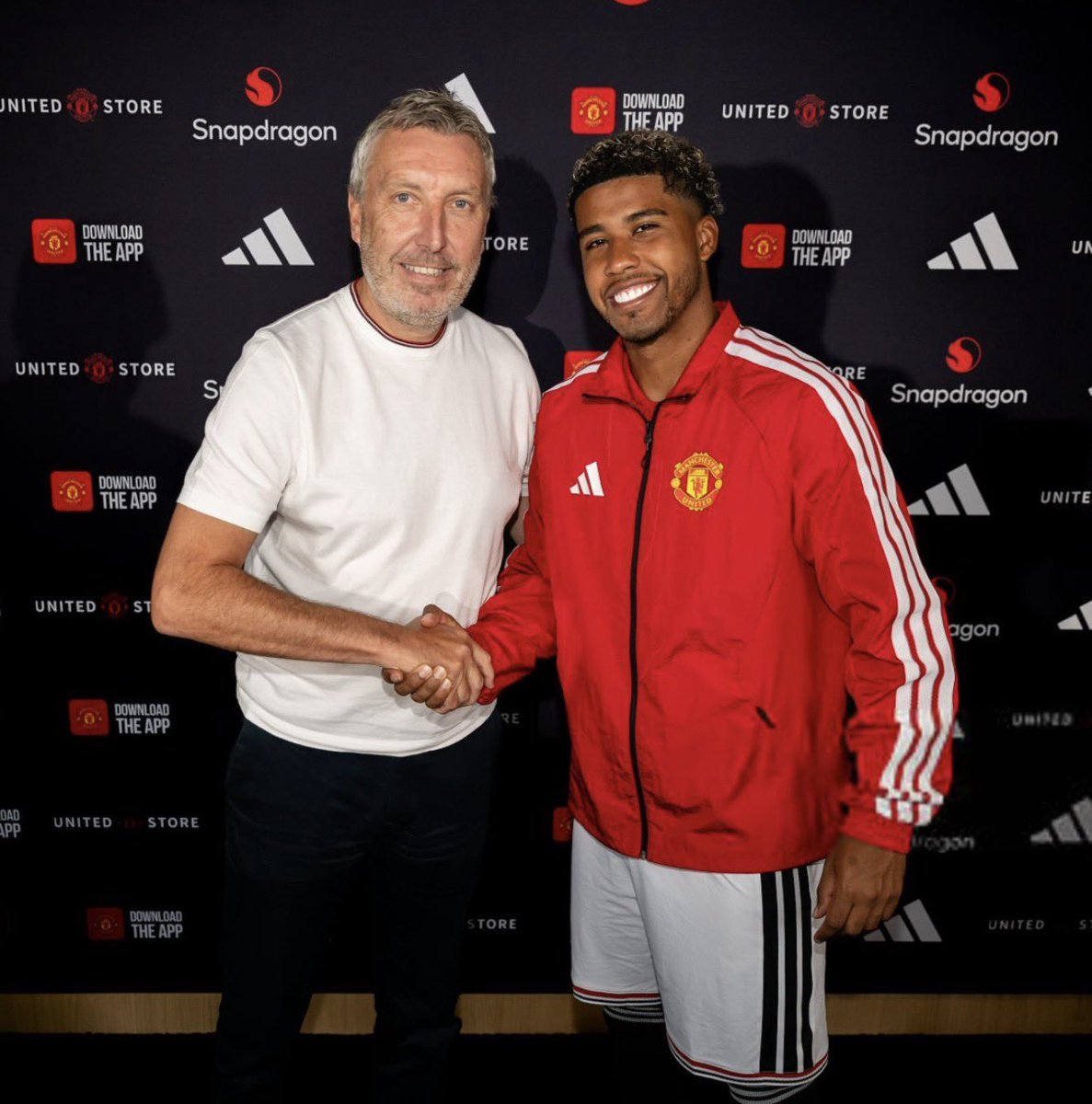 MUFCWO's tweet photo. 🎙️🔴 —  فابريزيو رومانو:

“صحيح أن مانشستر يونايتد يتعامل هذا الصيف في سوق الانتقالات بعقلية مختلفة مقارنة بما كان يحدث في الماضي.

في السابق، كانوا بطيئين جدًا في المفاوضات، إذ كانت تستغرق أسابيع، وربما أشهر. أما هذا الصيف، فيتحركون بقوة و��حسمون الصفقة.

بالنسبة ليوري تيليمانس، فعلوا الشرط الجزائي، أما في صفقة أندري سانتوس، فقد طلب تشيلسي 50 مليون جنيه إسترليني، وقدم يونايتد عرضًا بقيمة 48 مليونًا بالإضافة إلى مليوني جنيه كإضافات لحسم الصفقة. مانشستر يونايتد أصبح سريعًا جدًا في تحركاته.”