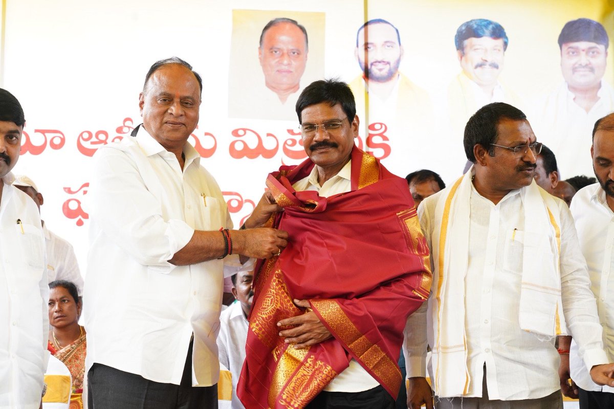 vpr_official_'s tweet photo. ఇటీవల రాజ్యసభ సభ్యులుగా ఎన్నికైన శ్రీ భాష్యం రామకృష్ణ గారికి కాకొల్లువారిపల్లెలో ఏర్పాటు చేసిన సన్మాన సభలో పాల్గొన్నాను.
ఈ సందర్భంగా ఆయనకు అభినందనలు తెలియజేశాను, ప్రజా జీవితంలో మరింత ఉన్నత సేవలు అందించాలని ఆకాంక్షిస్తున్నాను.
#VemireddyPrabhakarReddy #NelloreMP https://t.co/qRH5iBDECL