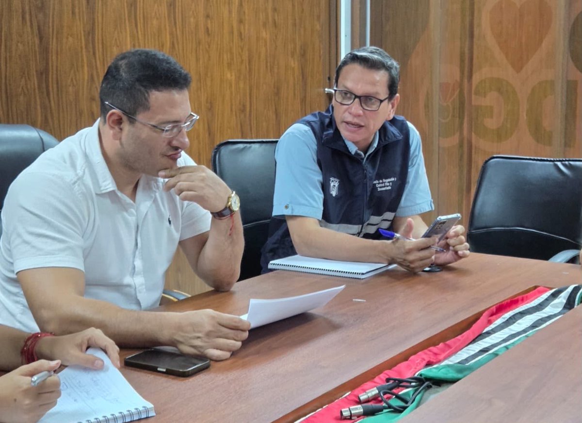 AgrocalidadEC's tweet photo. 📍#SantoDomingo | Participamos en la Mesa 6 del COE provincial ante la emergencia fitosanitaria #JuntosContraFocR4T.

💪🏾Articulamos acciones para fortalecer medidas de bioseguridad en sitios de producción de musáceas. 

¡El trabajo junto a productores no se detiene! https://t.co/DnjQYrK0zH