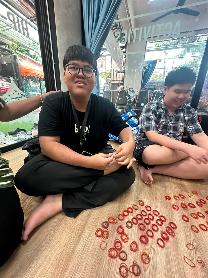 fch_foundation's tweet photo. (16 ก.ค. 69)
มูลนิธิช่วยการสาธารณสุขชุมชนฯ ขอขอบคุณ คุณปาริชาต แสงคำ และกลุ่มครอบครัวจิตอาสา ที่ได้มอบผ้าอ้อมผู้ใหญ่ 1 ลัง หนังยางยืดชีวิต และเข็มขัดพยุงหลัง เพื่อสนับสนุนกิจกรรมของมูลนิธิฯ ในการช่วยเหลือผู้ป่วย และผู้สูงอายุยากไร้

ร่วมบริจาคเงิน สิ่งของเพื่อส่งต่อความช่วยเหลือ
ให้ผู้สูงวัยยากไร้และผู้ด้อยโอกาสในชุมชน
ได้ที่ มูลนิธิช่วยการสาธารณสุขชุมชนฯ
• ธนาคารไทยพาณิชย์ เลขที่บัญชี 0092661888
** ใบเสร็จเงินบริจาคสามารถนำไปลดหย่อนภาษีได้

#FCH #ผู้ป่วยติดเตียง #ผู้สูงอายุยากไร้
#ช่วยเหลือผู้ยากไร้และด้อยโอกาส #ลดหย่อนภาษี