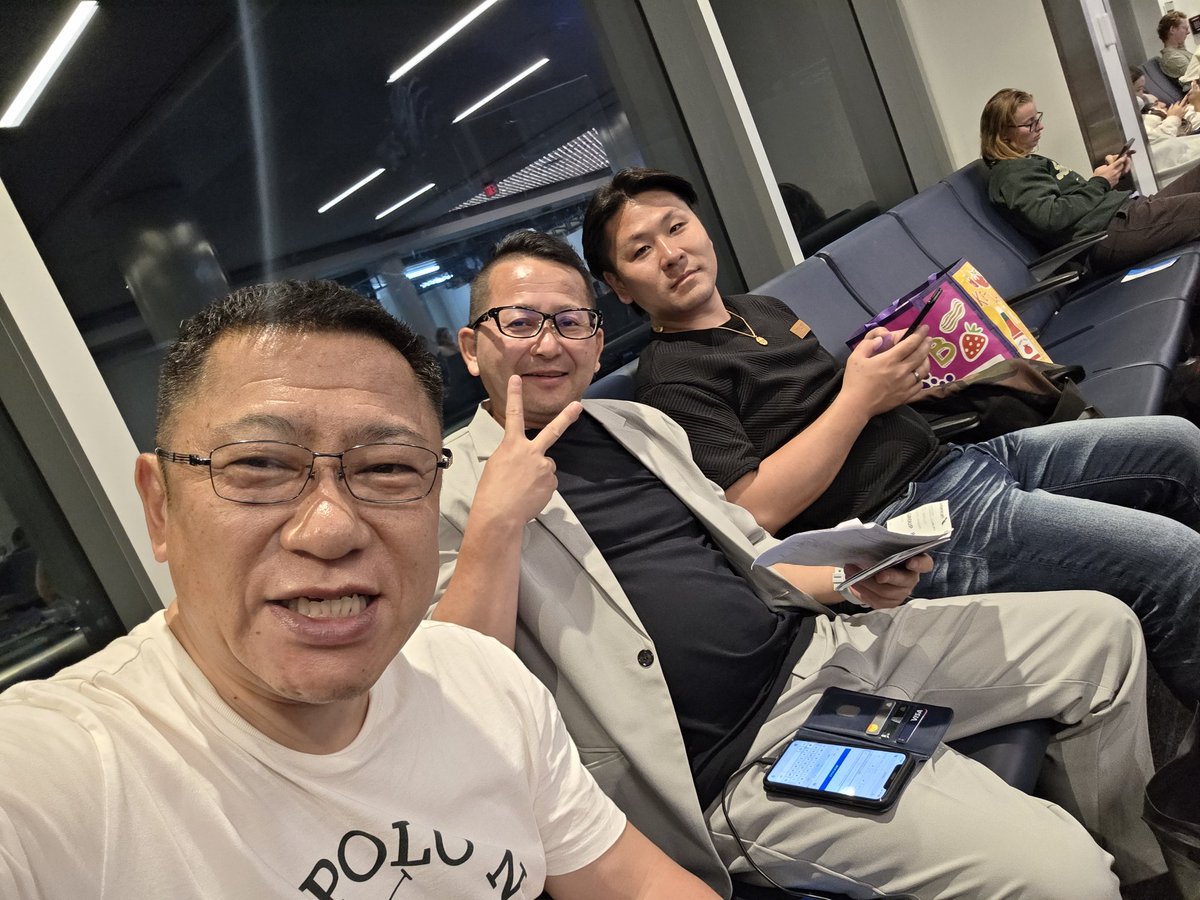 sepg1996's tweet photo. ロサンゼルス時間…16日(木)の朝1時に出発する予定が...故障のため3時間も機内で待機をしていました～😆

結局フライトできず…時計の針は朝の5時…再度の出発が16日(木)の16時…ここから11時間の待機はしびれるね～😁

日本に到着するのが...17日(金)の19時過ぎとのこと…予定している会議をZoom会議に切り替えたり…スケジュールを調整しているよ～😉