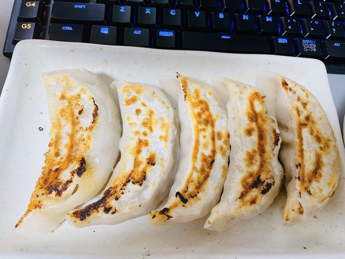 andy_mitz's tweet photo. 今日の夕飯は🍽️
#ふじへび カスタムの賞品で送っていただいた餃子🥟

うっひょーい٩(๑´꒳ `๑٩)
肉汁ハンパなくておっきくて最高！

リピート🔁したいくらいガチでウマい❤️ https://t.co/5swwkc7BKJ