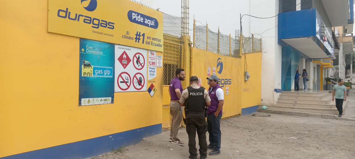GoberManabi's tweet photo. #GobiernoATuLado | Se realizaron controles en diferentes distribuidoras de Gas Licuado de Petróleo (GLP) de #Manta, con el objetivo de verificar el cumplimiento del precio oficial de USD 1,65 por bombona de uso doméstico, prevenir la especulación y evitar el desabastecimiento. https://t.co/ou9Oz4hMdJ
