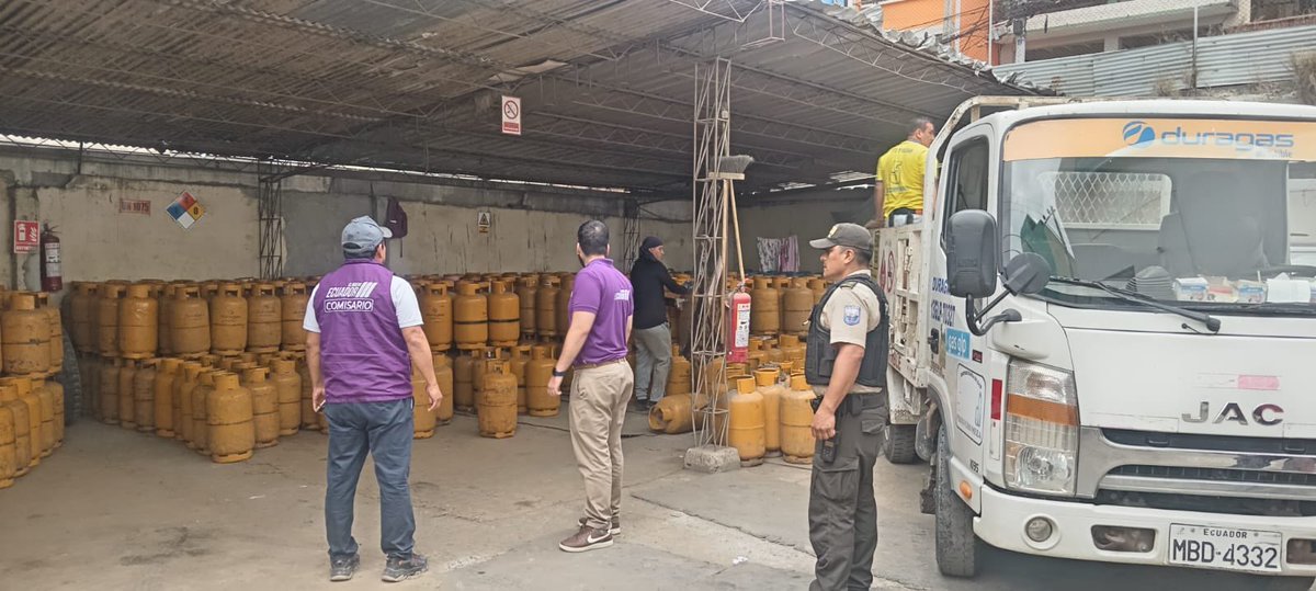 GoberManabi's tweet photo. #GobiernoATuLado | Se realizaron controles en diferentes distribuidoras de Gas Licuado de Petróleo (GLP) de #Manta, con el objetivo de verificar el cumplimiento del precio oficial de USD 1,65 por bombona de uso doméstico, prevenir la especulación y evitar el desabastecimiento. https://t.co/ou9Oz4hMdJ