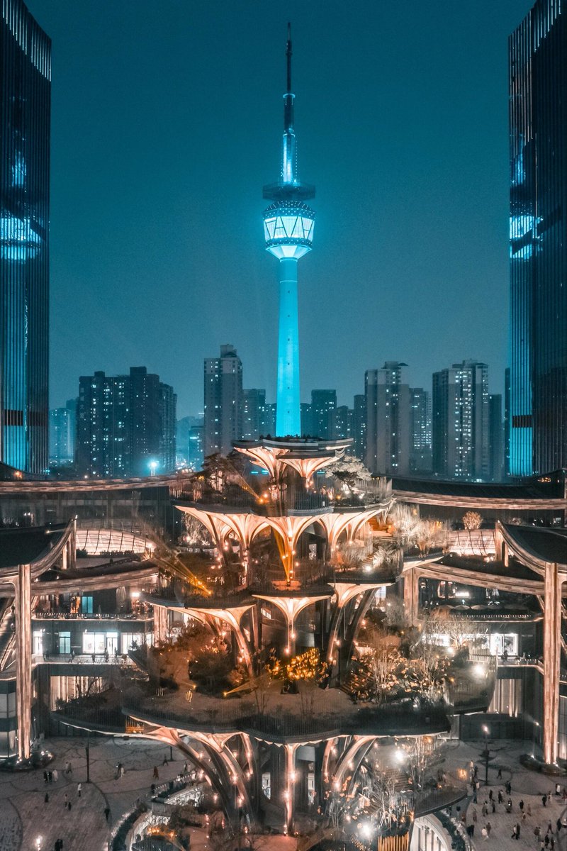 MeetXiAnNow's tweet photo. The Tree of Life at Xi’an MIXC is inspired by a 1,400-year-old tree. Thomas Heatherwick’s landmark sits where the Sui-Tang Round Altar’s axis extends south to meet Shaanxi TV Tower. Metro Lines 2/8 to DIANSHITA (TV Tower) Station. Free viewing. Light show at 7 PM.#china https://t.co/XRsRbjU0DQ