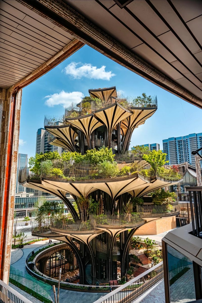 MeetXiAnNow's tweet photo. The Tree of Life at Xi’an MIXC is inspired by a 1,400-year-old tree. Thomas Heatherwick’s landmark sits where the Sui-Tang Round Altar’s axis extends south to meet Shaanxi TV Tower. Metro Lines 2/8 to DIANSHITA (TV Tower) Station. Free viewing. Light show at 7 PM.#china https://t.co/XRsRbjU0DQ
