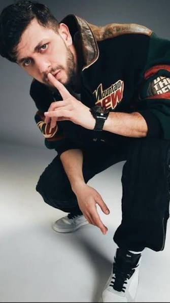 TurkValorMusic's tweet photo. Allame kimdir?
Gerçek adıyla Hamza Gül, 27 Temmuz 1987 doğumlu Trabzon kökenli Türk rap müzisyeni, söz yazarı ve animatördür.
2005 yılında üniversite eğitimi için geldiği Eskişehir'de Anadolu Üniversitesi Çizgi Film ve Animasyon bölümünden mezun olmuştur. https://t.co/FLYSlMjlb9