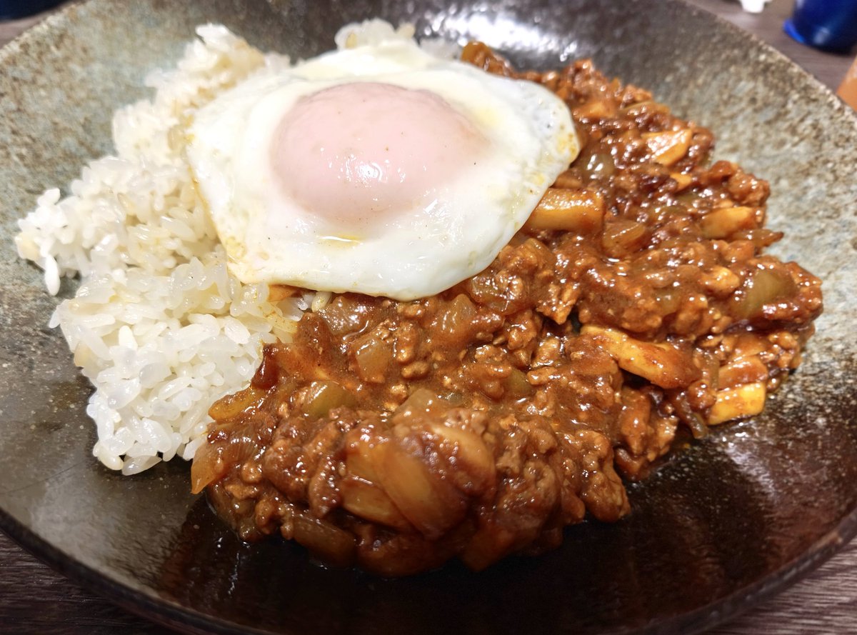 kingjder's tweet photo. また目玉焼きカレーを作ってしまった😋
卵の黄身が辛さをマイルドにしてくれるのが美味い🤤 https://t.co/gcAHitenH4