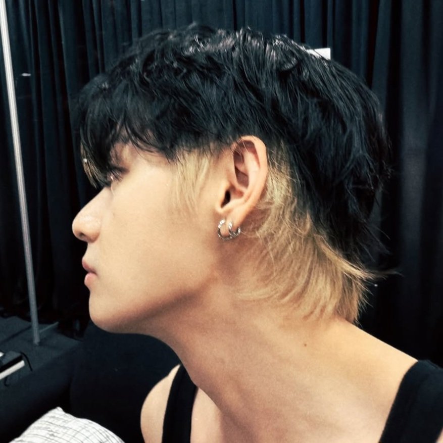 chiffonjake's tweet photo. น้องเจคย้อมผมเหมือนพี่แท ละตอนนั้นแทโดนแซวว่าผมเหมือนยอนทัน ฮีเลยมาแซวน้องเจคต่อ เอนดูอะ 🫪 https://t.co/3ZB3YpiTPr