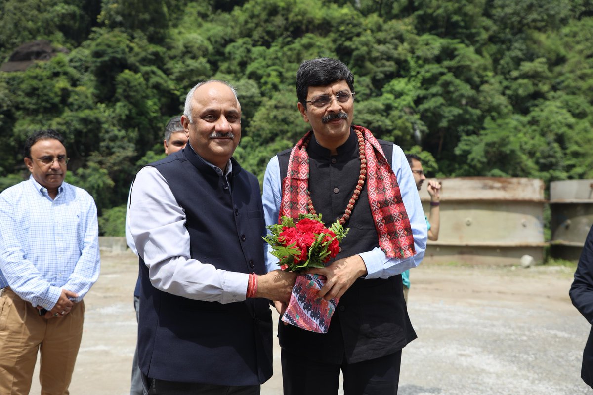 SjvnLimited's tweet photo. Sh Pankaj Agarwal, Secretary (Power), GoI, undertook a comprehensive review of the progress of SJVN's 900 MW Arun-3 HEP in Nepal today.
#sjvn #navratnacompany #nepal #hydroprojects @MinOfPower @PIB_India https://t.co/gnaoaibdj6