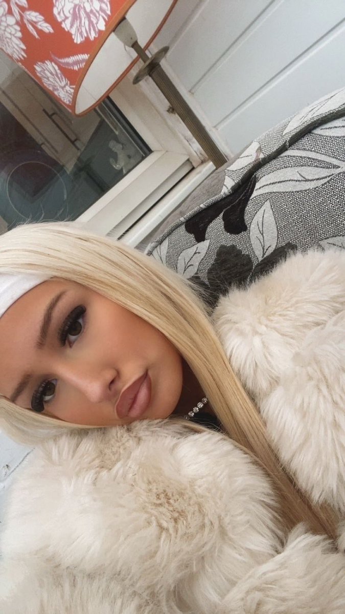 chloebackupx's tweet photo. leaked chav schoolgirl https://t.co/TdPcS9WtQT