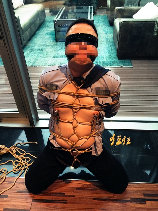 Junlintx110's tweet photo. 肌肉是可以锻造的，你只要有毅力坚持就能成为你渴望的肌肉雄性，但你的内心是没法改变的，肌肉越大内心奴性越强大，越来越难以驾驭自我，你只有跟随你的内心，把你隐藏的奴性欲望展示在主人面前，你才能真正做回你自己。 https://t.co/Y3mgjNyFcB