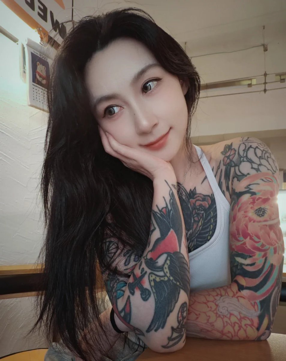 ni7ty's tweet photo. 有刺青就是壞女孩嗎？ 
為什麼有刺青會被當做8+9 https://t.co/Avy4gUX75M