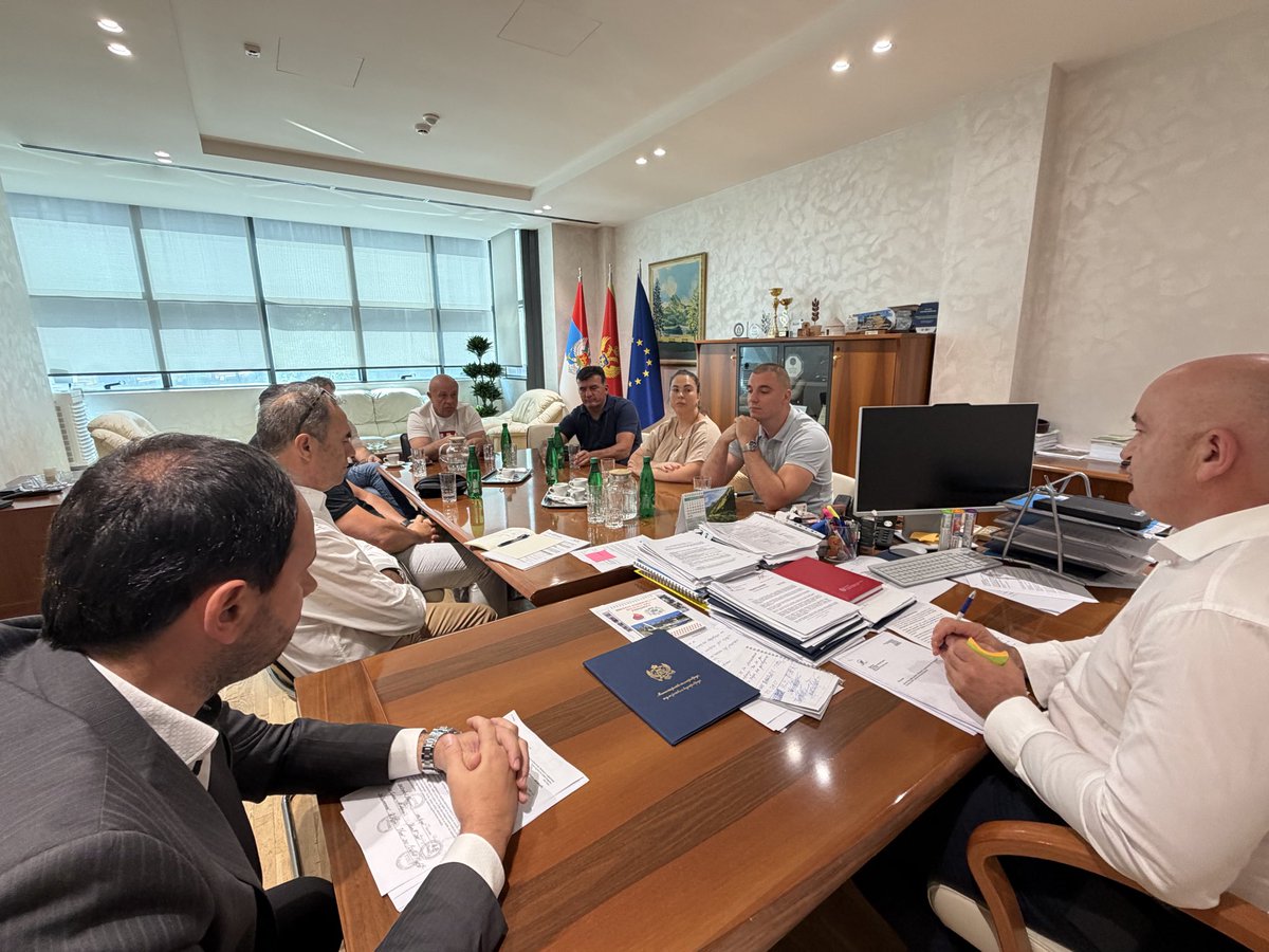 MPoljoprivrede's tweet photo. 📢 Ministar Vladimir Joković održao je sastanak sa predstavnicima proizvođača peleta.
🤝 Ministarstvo će u narednih 15–20 dana, u saradnji sa nadležnim institucijama, raditi na rješenjima za stabilizaciju tržišta i sigurnije snabdijevanje građana peletom po prihvatljivim cijenama https://t.co/1YLj6U9g9h