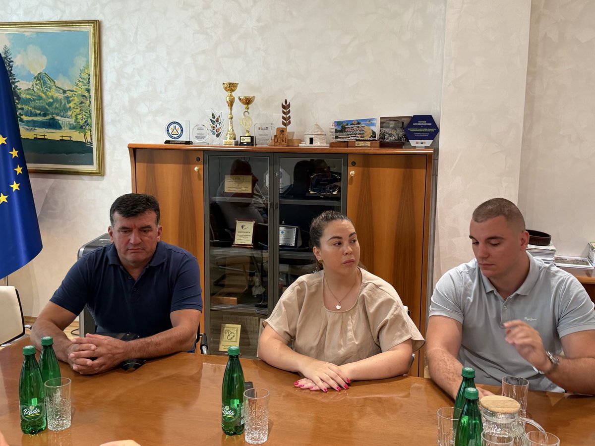 MPoljoprivrede's tweet photo. 📢 Ministar Vladimir Joković održao je sastanak sa predstavnicima proizvođača peleta.
🤝 Ministarstvo će u narednih 15–20 dana, u saradnji sa nadležnim institucijama, raditi na rješenjima za stabilizaciju tržišta i sigurnije snabdijevanje građana peletom po prihvatljivim cijenama https://t.co/1YLj6U9g9h