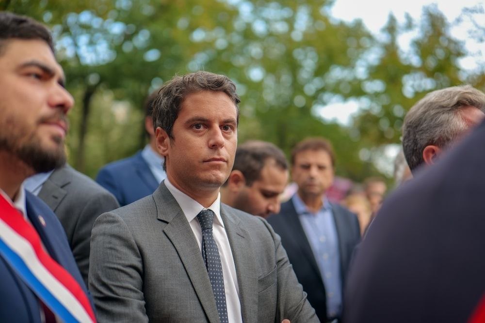 Franck3420's tweet photo. 🇨🇵 Lecornu impose des tests antidrogues dans les cabinets. Gabriel Attal n'a pas du tout aimé la nouvelle ! 

Dans le camp de l'ancien Premier ministre, c'est l'affolement général.

📍 La révélation : un ex-conseiller d'Attal, spin doctor de 2018 à 2024, a témoigné dans un podcast de son addiction passée à la cocaïne.

📍 La suspension : la diffusion de l'entretien a été stoppée net. Attal nie toute intervention. Son ex-communiquant assure que « c'est lui qui n'avait plus envie de ce podcast ».

📍 Le timing : en plein lancement de campagne présidentielle, les yeux les plus grands ouverts de la Macronie découvrent que l'entourage, ça peut être un boulet.

Et sinon, le dépistage antidrogues de Gabiel Attal, il est pour quand ?

👇
https://t.co/rn6SrAvZAD