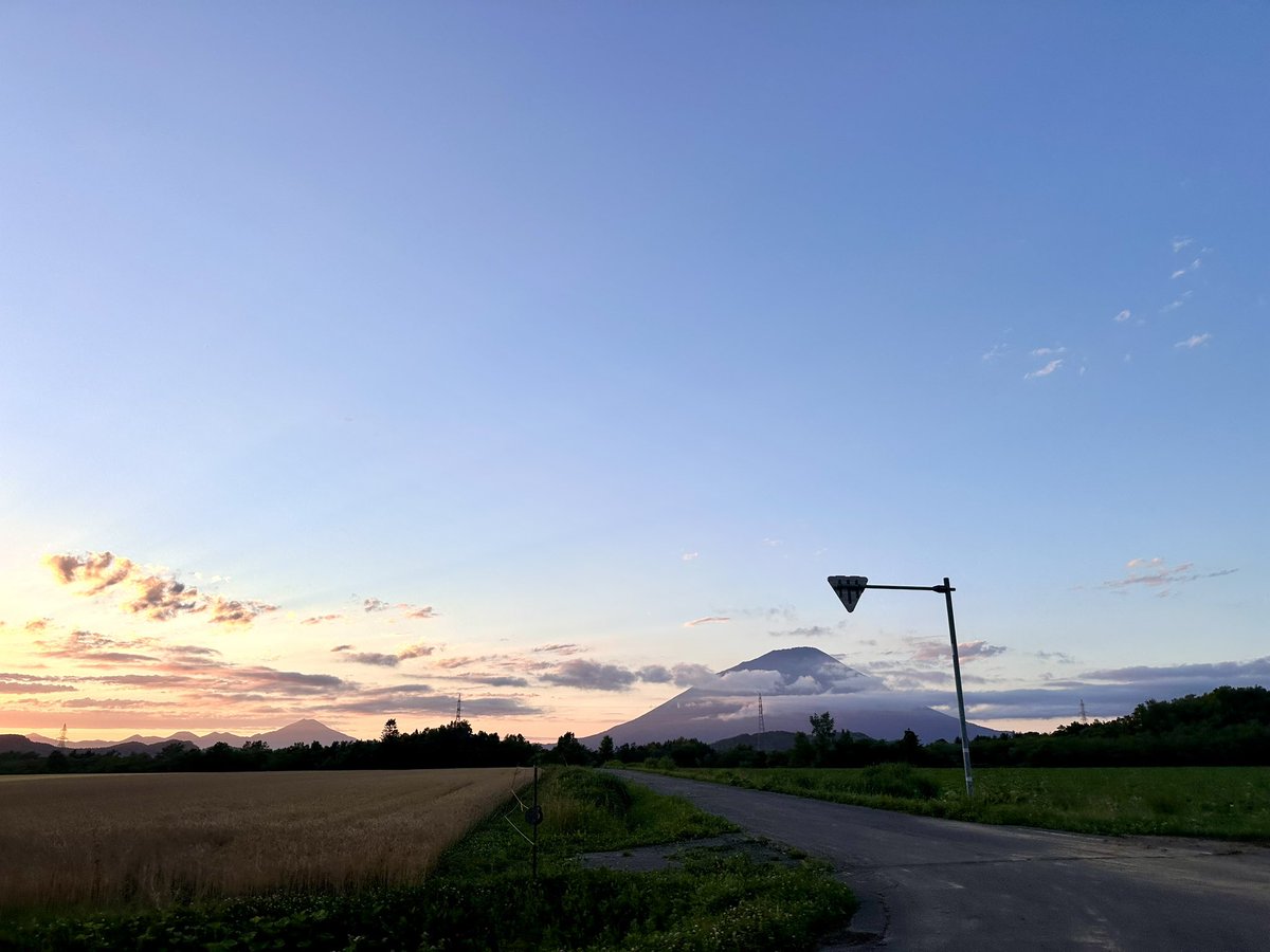 rusutsukanko's tweet photo. 今日は気温も上がり昨日からの雨もあり蒸し暑い1日でした。

#羊蹄山 https://t.co/XZtTBvh8xR