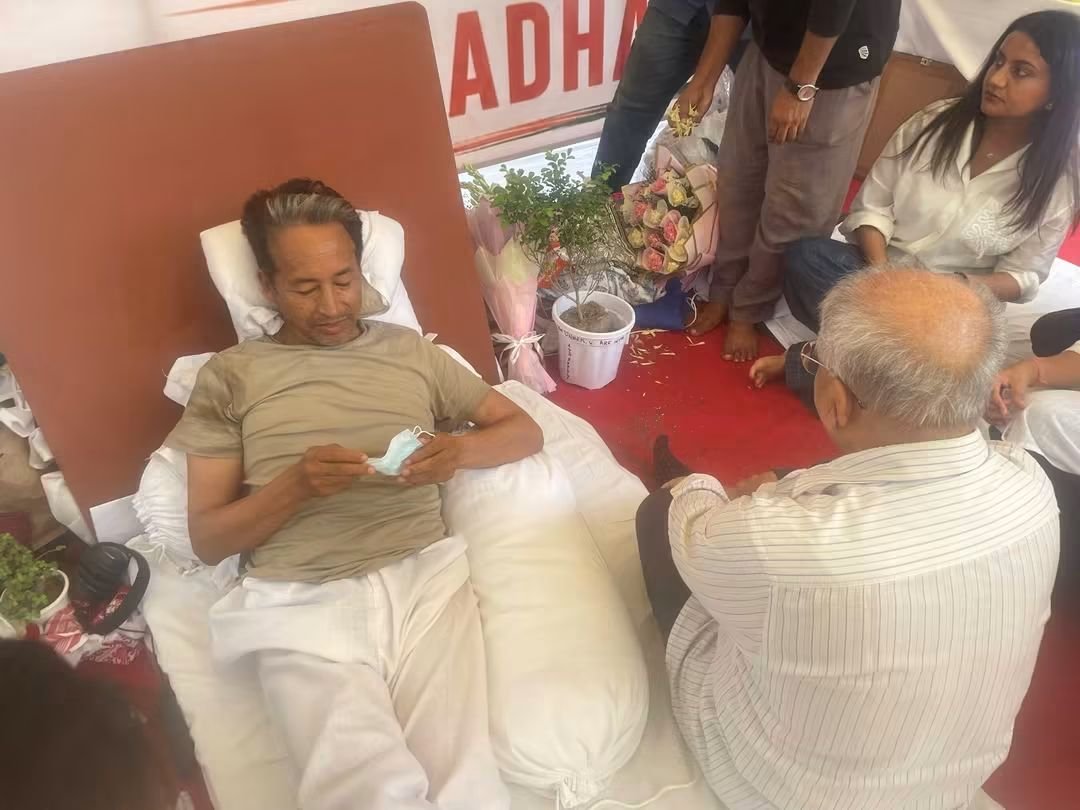 URupwate's tweet photo. मा. बाळासाहेब आंबेडकर यांनी आज नवी दिल्ली येथे मा. सोनम वांगचुक यांची भेट घेतली आणि त्यांच्या आंदोलनाला पाठिंबा दर्शवला.  

#SonamWangchuk #JantarMantar #delhi #students #utkarsharupwate https://t.co/0b8ubkWS8Q