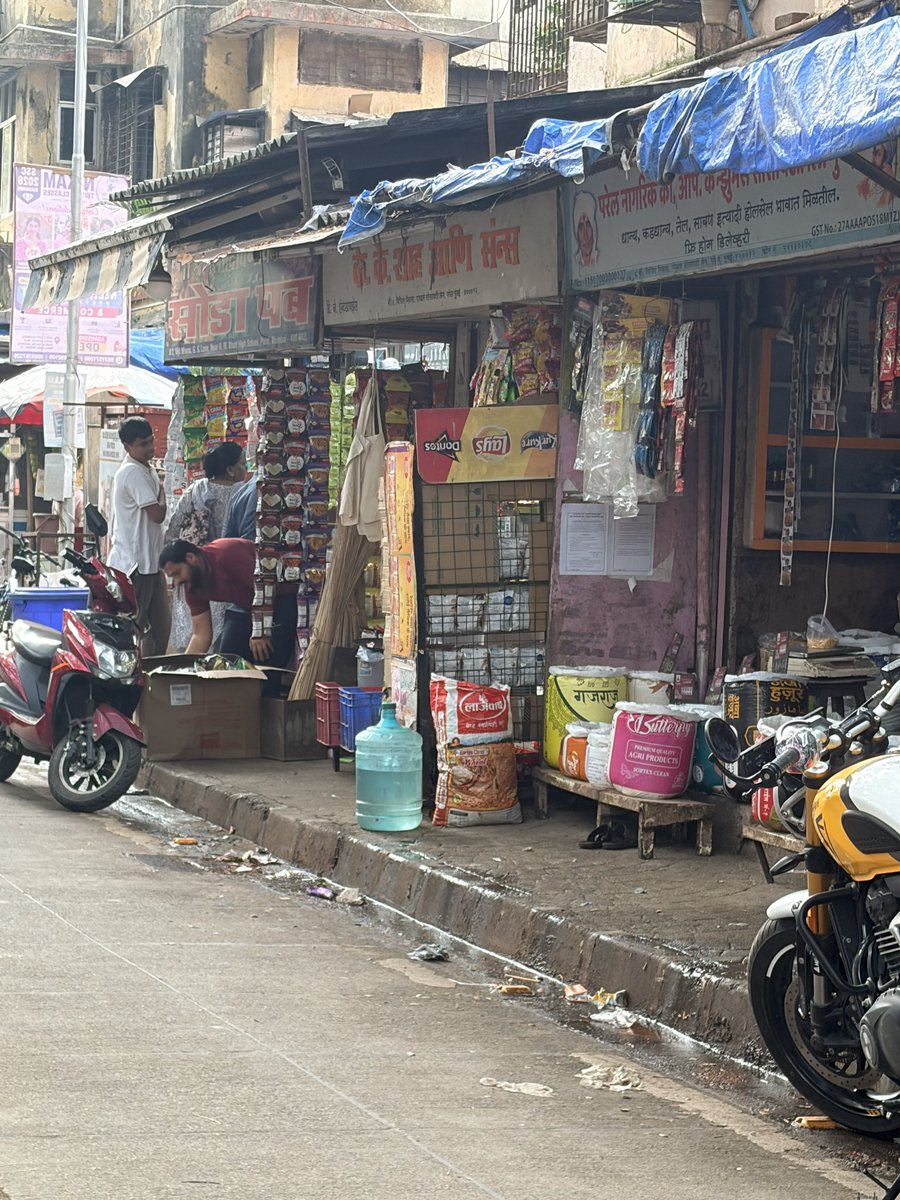 Smita073's tweet photo. Hello madam mayor @TawdeRitu @mybmc @mybmcWardFS can you please free our footpath occupied by shopkeepers 
Canara bank Parel Mumbai 400012 near Kamgar maidan https://t.co/hsxlrGBskQ