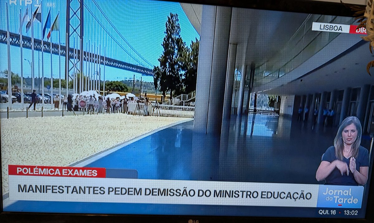 manueloureiro2's tweet photo. São tantos que não dá para contar os manifestantes do Stop junto ao ministério da educação, mas eu, para não errar, avançaria com um nº entre os 11 e os 300 000. https://t.co/n5TnoNKu1n