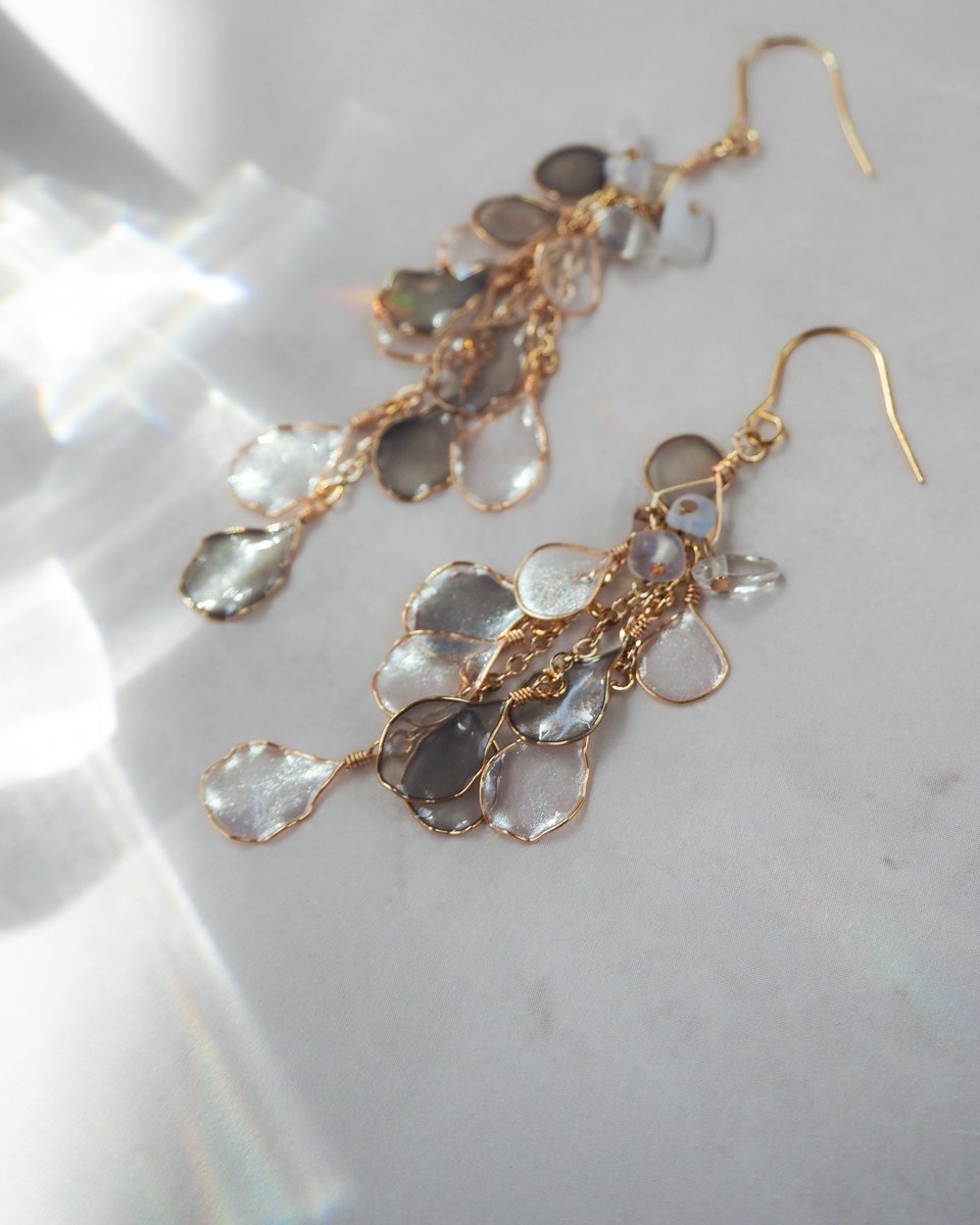 136nao's tweet photo. モノトーンカラーの色味をリニューアルしました。
透け感のあるグレーに、上品なラメが輝くホワイトパールの組み合わせ。

季節を問わず身につけやすいカラーです🫧 https://t.co/rLBf2A3B8b