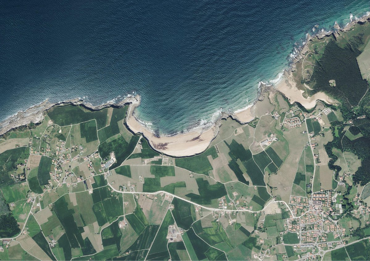 IGNSpain's tweet photo. 📍🛩️ ¡Reto cartográfico!

Hoy os traemos una imagen aérea de un rincón espectacular de nuestra geografía. 🌊🏖️

¿Reconocéis este lugar? 👀 Observad bien la forma de la costa, la playas, los acantilados...

Puedes ver esta y otras imágenes de nuestras costas en la #Fototeca Digital de CNIG:
👉 https://t.co/ATZYvgg7fq

💬 ¡Dejad vuestra respuesta en los comentarios!

#IGNSpain #CNIG #AdivinaElLugar #PNOA #Ortofoto #FotografíaAérea #Geografía #Cartografía #EspañaDesdeElAire #PaisajesDeEspaña #RetoGeográfico #SIG #Territorio #CostaEspañola @transportesgob