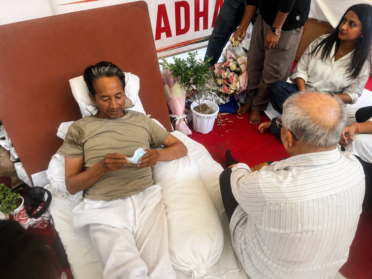 eprabuddhbharat's tweet photo. Breaking News : वंचित बहुजन आघाडीचे अध्यक्ष ॲड. प्रकाश आंबेडकर यांनी घेतली सोनम वांगचुक यांची भेट

Read Full News Here
👇👇 

https://t.co/Ul1E41whOt https://t.co/wWkWl6JY0R