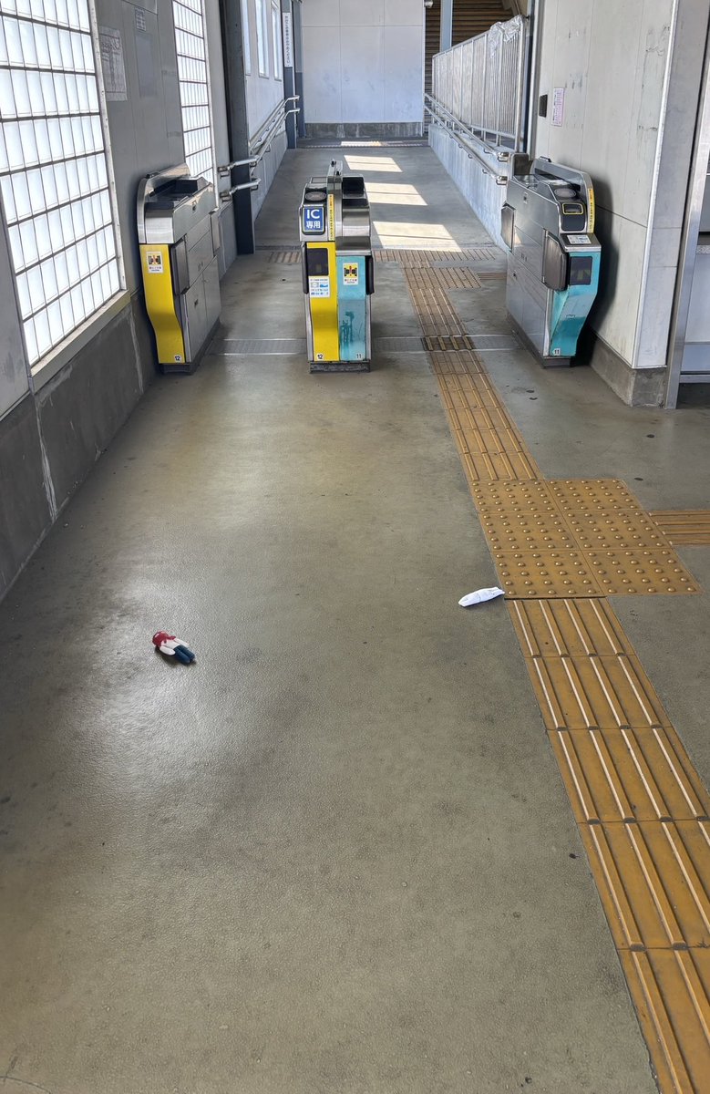eruma831's tweet photo. 学校行ってる間母親が探してくれてて、
あんた何したらこんな散らばるの‼️
って写真送って���てくれた🥹
本当によかったぁぁぁぁぁあ！！
急いで改札通ったからかなぁ、
ごめんね、火星人、先生😭😭
もう絶対なくさないからね。 https://t.co/aqEbGHa98g