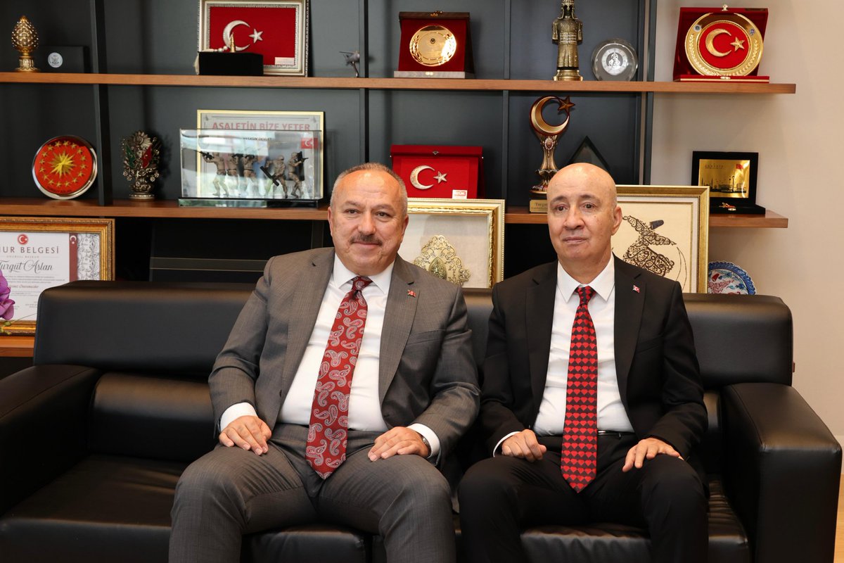 t_aslanresmi's tweet photo. Emniyet Genel Müdürümüz Sayın Ali FİDAN, 15 Temmuz arefesinde ziyaretimize gelerek, tüm şehit ailelerimiz ve gazilerimiz adına bizi onurlandırdı. 
Terörle Mücadele Daire Başkanlığım döneminde, https://t.co/kDtl2gHFsI