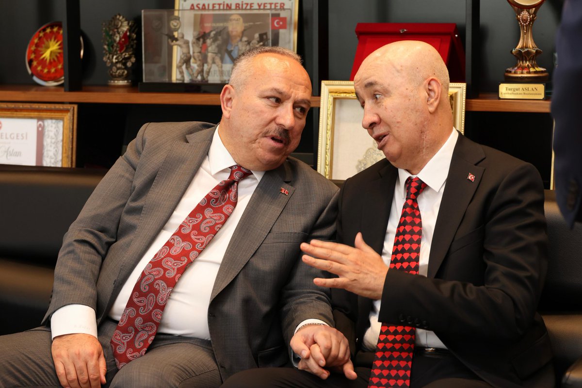 t_aslanresmi's tweet photo. Emniyet Genel Müdürümüz Sayın Ali FİDAN, 15 Temmuz arefesinde ziyaretimize gelerek, tüm şehit ailelerimiz ve gazilerimiz adına bizi onurlandırdı. 
Terörle Mücadele Daire Başkanlığım döneminde, https://t.co/kDtl2gHFsI
