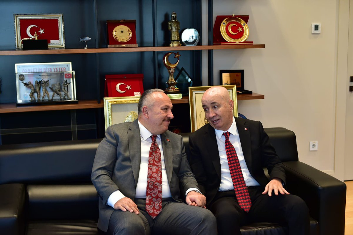 t_aslanresmi's tweet photo. Emniyet Genel Müdürümüz Sayın Ali FİDAN, 15 Temmuz arefesinde ziyaretimize gelerek, tüm şehit ailelerimiz ve gazilerimiz adına bizi onurlandırdı. 
Terörle Mücadele Daire Başkanlığım döneminde, https://t.co/kDtl2gHFsI