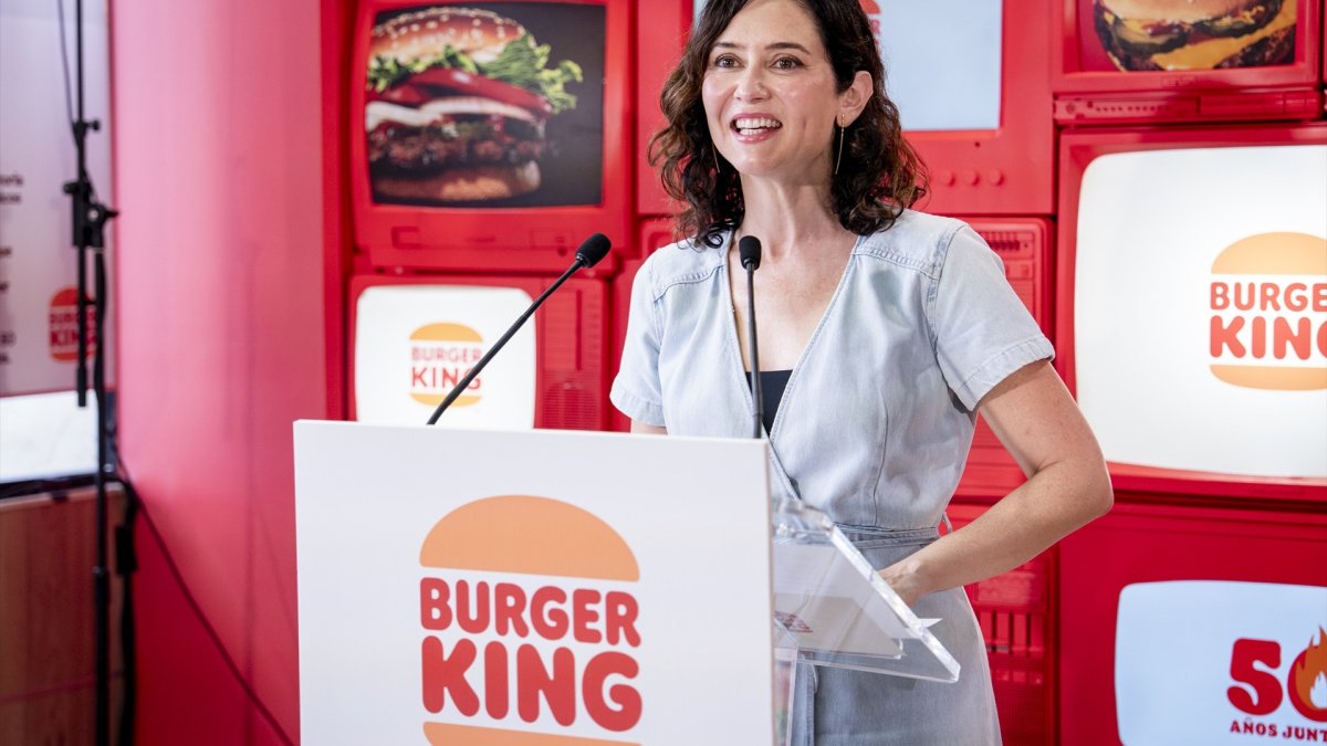 zanzerra's tweet photo. No es casualidad que las últimas campañas de @burgerking_es hayan sido con influencers que apoyan abiertamente a la extrema derecha, por no mencionar también la propaganda directa de Ayuso. 
Es literalmente una estrategia para comprar el voto joven y blanquear el fascismo. https://t.co/TqaxQPux1u