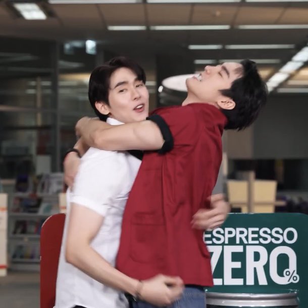_itsmeworjor's tweet photo. ฟอสแพ้มา 2 อีพีแล้ว เริ่มไม่แน่ใจว่าอันนี้ชนะหรือเนียนกอดบุ๊ค ไม่มีบี๋แล้วมันไม่มีกำลังใจอะเนาะ😌 https://t.co/5eG9yYrHLc
