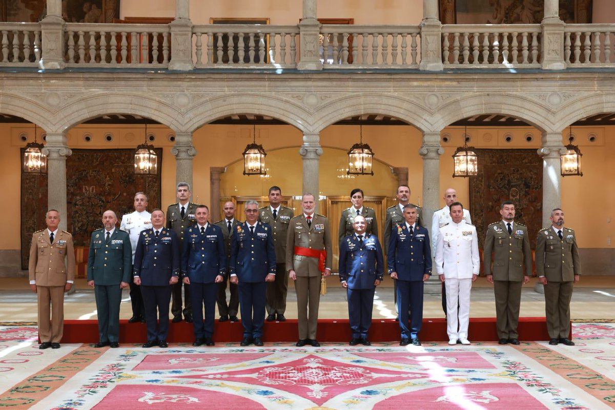 Valen23608482's tweet photo. @CasaReal @Armada_esp @Defensagob De qué habláis en las reuniones, Felipe? https://t.co/PYWDLld8oW