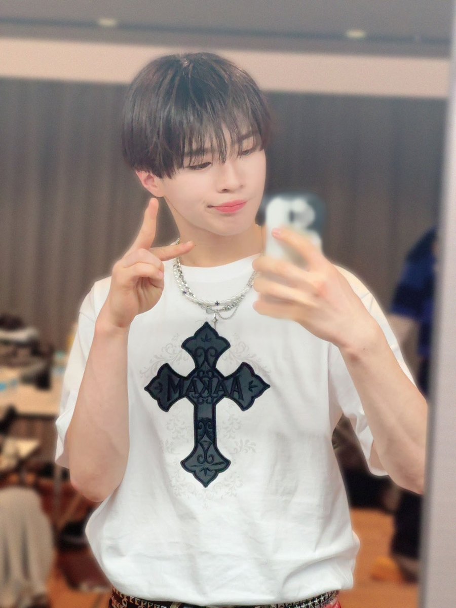 bmsg_trainee's tweet photo. ⸜ ✉️ #LETTER_FROM_KEITO ✨ ⸝

皆さんこんにちは！
アイスは30分くらいかけてゆっくり食べる派のKEITOです🐶
ちなみに、お腹を壊しやすいからです（笑）
なので家族でソフトクリームを買っても、最後に食べ終わるのはいつも僕です^_^
まあそんなことはさておき、まずは…
BEAT AX、本当にありがとうございました！
皆さんの応援のおかげで、最高のパフォーマンスを届けることができました！
声援が本当に温かくて、「これからもっと皆さんを幸せにしたいな」って改めて思いました。
話は変わるんですけど、僕はひとりでふらっと休日に出かけるのが好きで、
「海行きたいな」って思ったら葛西臨海公園や江ノ島に行ったり、思い立ったらすぐ行動に移しちゃうタイプなんです。
だから気づいたら「もうこんな時間！？」ってこともよくあります。
そういう時って、何か考え事をしていたり、ちょっと嫌なことがあったりすることが多くて、多分、自分の中で考える時間が必要な時なんだと思います。
でも、そういう時間って逆に新しい自分に出会えたり、今まで届かなかった場所に行けたりして、マイナスなことばかりじゃないんですよね。
むしろ、1個階段を上がれるチャンスみたいな、成長できるタイミングなんじゃないかなって思います。
毎日いいことばかりじゃないけど、そういう時こそ自分が成長できる、まだ見ぬ可能性を見つけるチャンス。
だから、日々努力を重ねて、自分を信じてあげてください！
これからも一緒に頑張っていきましょー！
ちなみに僕は、夕日を見ながら考え事をするのが好きです^_^
以上、KEITOでした🐶

#KEITO
#BMSGTRAINEE #BMSG