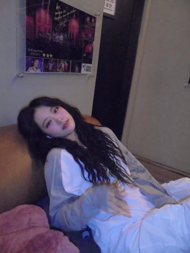 puppyujinz's tweet photo. what's her problem. https://t.co/u4NjSWOlJ3