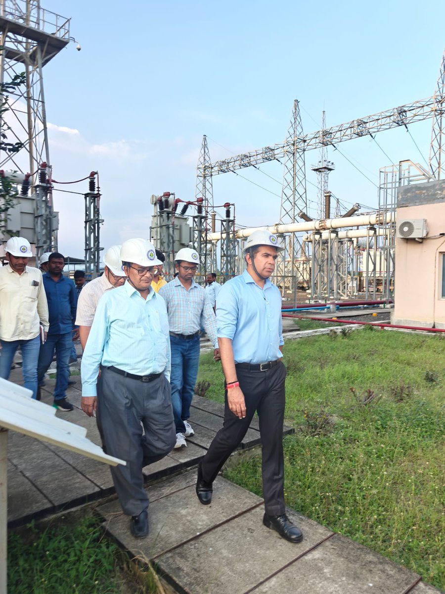BiharEnergy's tweet photo. ऊर्जा सचिव एवं CMD #BSPHCL श्री अजय यादव (IAS) ने गुरुवार को 220/132/33 kV ग्रिड उपकेंद्र मोकामा का निरीक्षण किया।

ग्रिड सबस्टेशन के संचालन एवं अनुरक्षण की विस्तृत समीक्षा करते हुए उन्होंने निर्बाध एवं गुणवत्तापूर्ण विद्युत आपूर्ति सुनिश्चित करने के लिए आवश्यक दिशा-निर्देश दिए।

साथ ही, प्रतिदिन SOP रजिस्टर संधारित करने तथा संचालन एवं अनुरक्षण संबंधी सभी मानकों का सख्ती से पालन सुनिश्चित करने के निर्देश दिए।

@KumarBulo @IPRDBihar @EnergyBihar @dm_patna 

#BiharEnergy #BSPHCL #PowerSector #Power #SOP