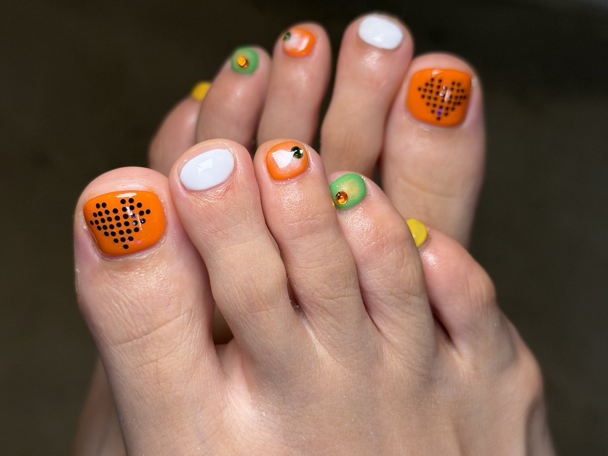 paddynails's tweet photo. フットのキャンペーンネイルもあるよ🐾
色変え自由で¥7700🙌
これはビタミンカラーで夏っぽ☀️🧡

デザインどんどん増えてるよ〜！
インスタにあるからみてね
👉 https://t.co/HC51qiRxdK

#栄ネイル　
#ビタミンカラー https://t.co/bjBFMaDLdR