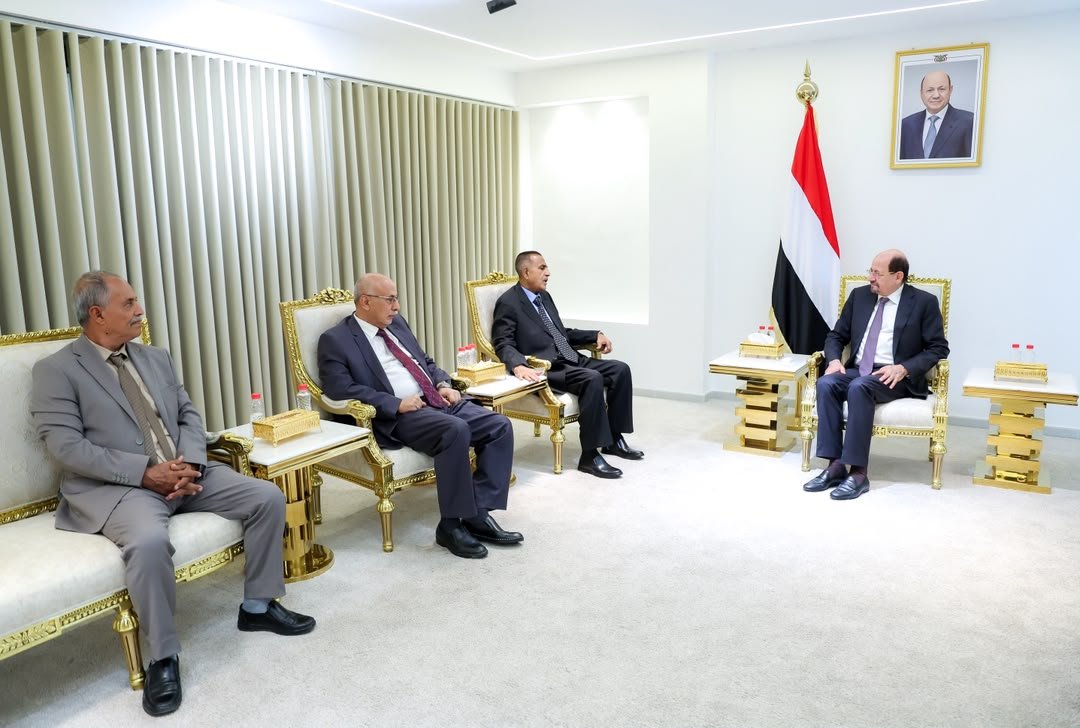 Yemen_PM's tweet photo. دولة رئيس #مجلس_الوزراء وزير الخارجية وشؤون المغتربين الدكتور شائع محسن الزنداني، يلتقي اليوم الخميس، في العاصمة المؤقتة #عدن، رئيس وأعضاء اللجنة العليا للمناقصات والمزايدات، والتي تم تشكيلها مؤخرا، ضمن توجه الحكومة نحو تعزيز الحوكمة والشفافية وإصلاح منظومة المشتريات العامة، باعتبارها أحد أهم مسارات الإصلاح المالي والإداري.
