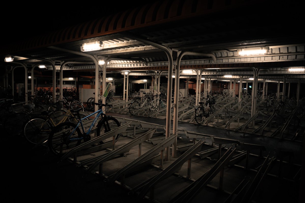 civicaster's tweet photo. 或る夜の駅 https://t.co/ocAHBHp1d3