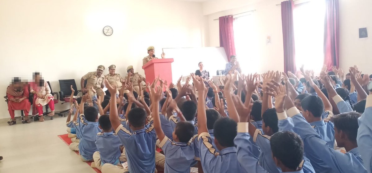bastipolice's tweet photo. मानव तस्करी की रोकथाम हेतु थाना लालगंज, कप्तानगंज तथा हरैया क्षेत्र के विद्यालयों में चलाया गया “ऑपरेशन रक्षा” एवं विशेष अभियान मानव तस्करी, बाल श्रम/बाल भिक्षावृत्ति, बच्चा चोरी, जहर खुरानी तथा सरकारी हेल्पलाइन नंबर 112, 1098, 1090, 181, 1076 आदि के संबंध में जागरूक किया गया। https://t.co/ZSjyr2Zuvz