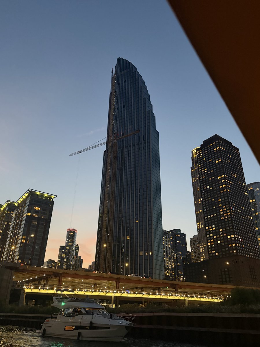 BuildingUpCHI's tweet photo. Tower crane at its halfway point of its descent as of last night https://t.co/OrWIDQ4MG4