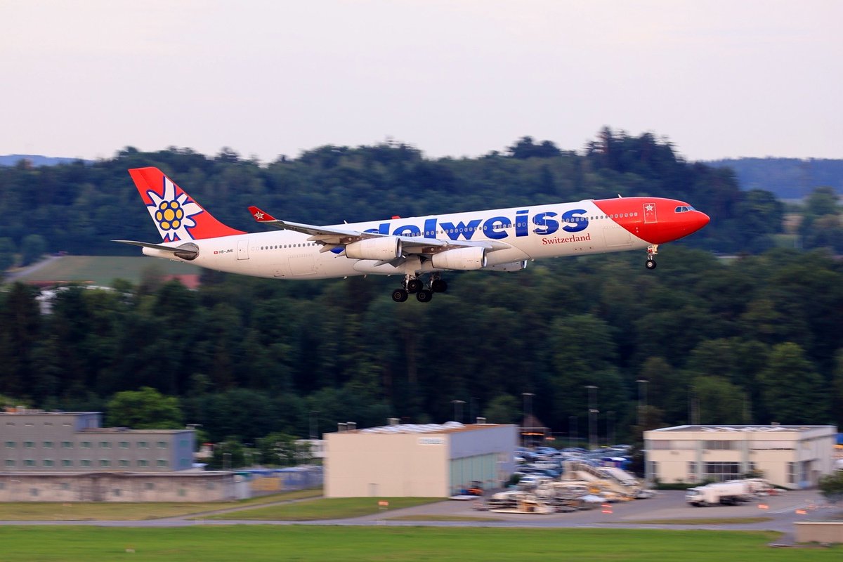 sweetbrier1148's tweet photo. 成田に来ていたエーデルワイス航空もスイス航空に移管、A340も残3機となり絶滅寸前となってしまいました。成田では絶対に撮れない背景が良かったです🇨🇭
会社の後輩に"WKのA340撮れるじゃないですか！"と言われるまで忘れてたのは内緒で(後輩に感謝)🤫
Edelweiss Air
A340-313 ZRH/LSZH https://t.co/owUPPLnPx2