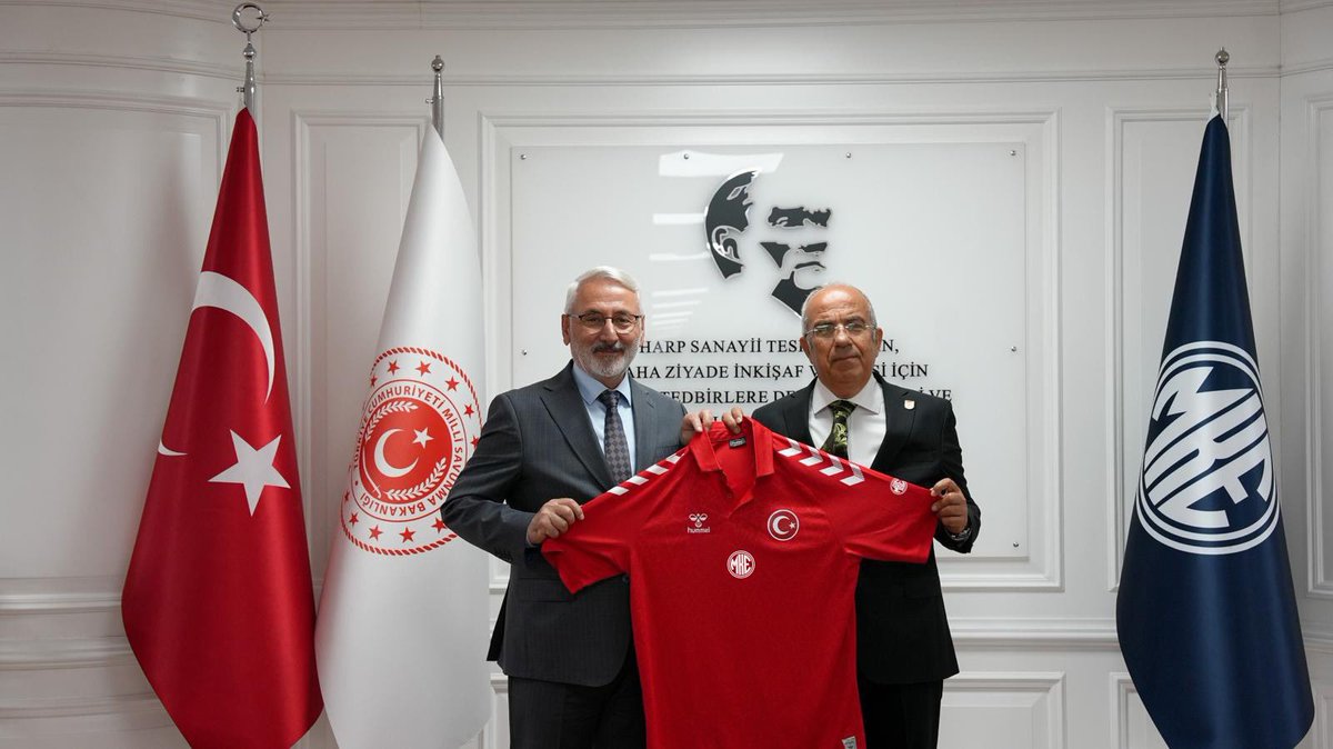 MKEgovtr's tweet photo. TÜRKİYE ATICILIK MİLLÎ TAKIMI’NIN FORMA ANA SPONSORU MKE! 🇹🇷

🎯 Hedef aynı: Zirve.
🦾 Güç aynı: MKE.

Türkiye Atıcılık Federasyonu ile imzaladığımız sponsorluk anlaşmasıyla, ay-yıldızlı formayı taşıyan millî sporcularımızın yanında yer alıyor; millî gücümüzü millî başarılarla buluşturuyoruz.

Millî gücümüzle, tam isabetle zafere! 🇹🇷

@tcsavunma 
#MillîGüçMKE🦾🚀🇹🇷