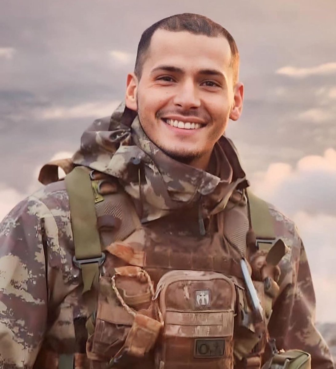Sehit_Evladi's tweet photo. Son nefesinde Kelime-i Şehadet getirdikten sonra "Annem, annem, ailemi yalnız bırakmayın" demişti.
Şehadetinden sonra bile annesini yalnız bırakmadı, Umre'ye yanına çağırdı...

Eril Alperen'in şehadetinden sonra annesini Umre'ye gönderme teklifinde bulunuyorlar. Annesi, "Acımız daha taze, şu an hazır değiliz" der. Gelen görevli hanım tamam diyerek gider.

Birkaç gün sonra annesinin evine tekrar gelir ve gözyaşları içinde, "Serap hanım siz erken dediniz ama benim sizi Umre'ye göndermem gerekiyor. Seni orada Alperen bekliyor." der. Bunun üzerine annesi tamam deyip oğlu Eren ile Umre'ye gider.

Annesi anlatıyor;
"Umre'de tavaf yaparken Eril'in yüzünü gördüm ama aklım bana oyun oynuyor diye düşündüm. Oğlum Eren yan tarafımdaydı, Eren'e baktım Eril'i onun arkasında tekrar gördüm. 'Eren abin' dedim. Eren 'Anne sakın ağlama ağabeyim yanımda, onu görüyorum' dedi. 9-10 adım beraber yürüdük. Eril, "Nerede kaldın anne' dedi. 'Sen davet ettin biz de geldik oğlum' dedi. 'Çok bekledim seni anne' dedi, birkaç adım daha attık ve kayboldu..."

Kur'an şahit ki,
ŞEHİTLER ÖLMEZ...

Şehit Piyade Teğmen Eril Alperen Emir
12 Aralık 2023 | Irak'ın Kuzeyi